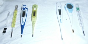 Účastníci testu (zleva doprava: Nextemp, rtuťový, Thermoval rapid flex, žlutý z DM, 2 vybité digitální a galliový)
